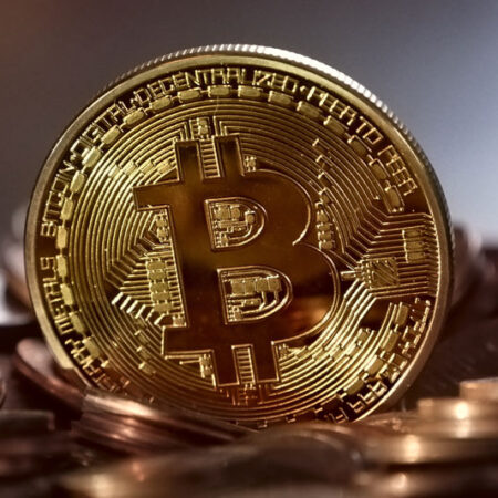 Bitcoin and Altcoins Stumble Amid Fed’s Hawkish Stance on Interest Rates By Investing.com
