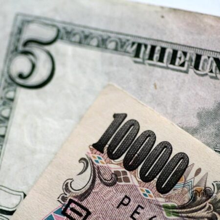 Dollar slumps on recession fears; yen, Swiss franc benefit By Investing.com