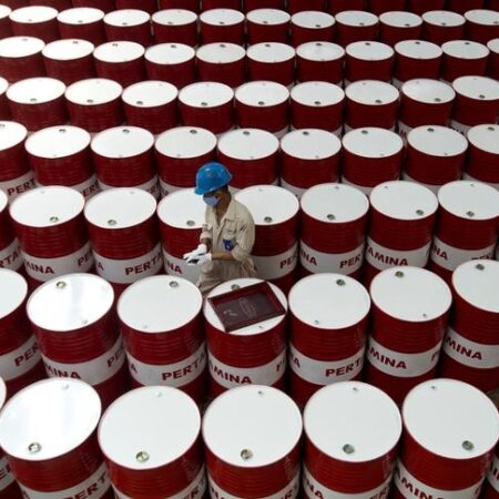 Oil prices fall on signs of US inventory build; Fed decision ahead By Investing.com