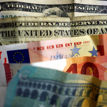 Stay bullish on dollar; sell EUR/USD rallies