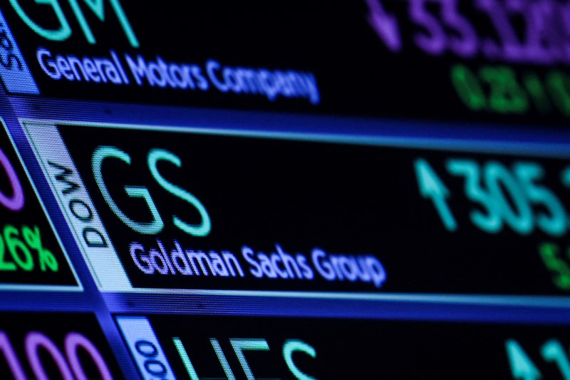 © Reuters. FILE PHOTO: A screen displays the trading information for Goldman Sachs on the floor of the New York Stock Exchange (NYSE) in New York City, U.S., October 17, 2022. REUTERS/Brendan McDermid/File Photo