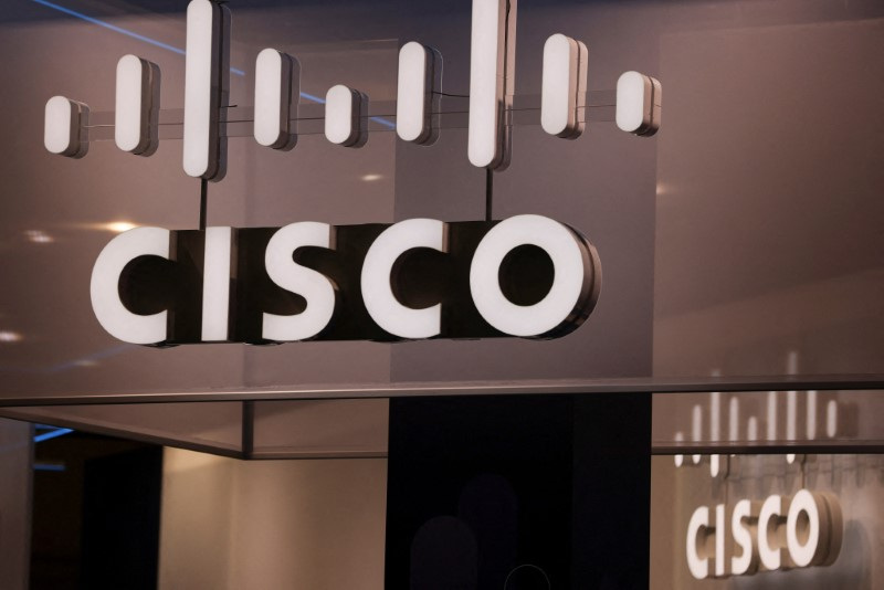 © Reuters. FILE PHOTO: The Cisco logo is displayed, during the GSMA's 2023 Mobile World Congress (MWC) in Barcelona, Spain March 1, 2023. REUTERS/Nacho Doce/File Photo