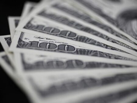 Dollar slips lower, but retains underlying strength in 2025 By Investing.com