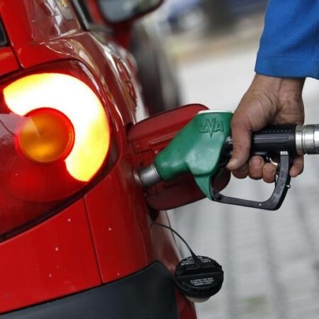 US gasoline prices set to fall under $3/gallon as election nears By Reuters