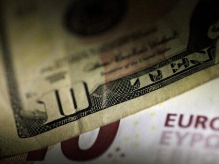 Dollar boosted by rising Treasury yields; euro slips on weak data By Investing.com