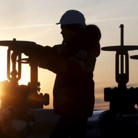 Oil market deficit seen temporarily supporting Brent prices in Q4