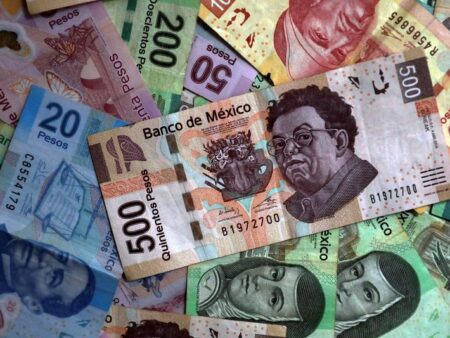 Mexican peso slides, Canadian dollar weakens as Trump imposes tariffs on Colombia By Investing.com