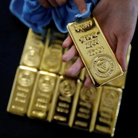 UBS says gold prices to build on gains, central banks to buy more By Investing.com