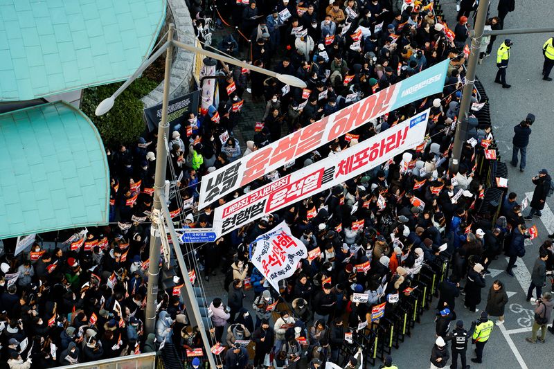 © Reuters. Protesters demanding the impeachment of South Korean President Yoon Suk Yeol, who declared martial law, which was reversed hours later, gather in front of the National Assembly in Seoul, South Korea, December 6, 2024. REUTERS/Kim Kyung-Hoon/File Photo