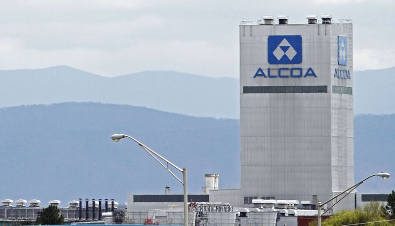 © Reuters. FILE PHOTO: An Alcoa aluminum plant in Alcoa, Tennessee, U.S. is seen in this April 8, 2014 file photo REUTERS/Wade Payne/File Photo