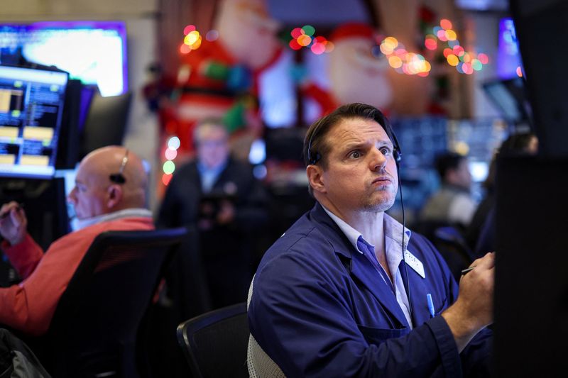 © Reuters. Traders work on the floor at the New York Stock Exchange (NYSE) in New York City, U.S., December 10, 2024.  REUTERS/Brendan McDermid/File Photo