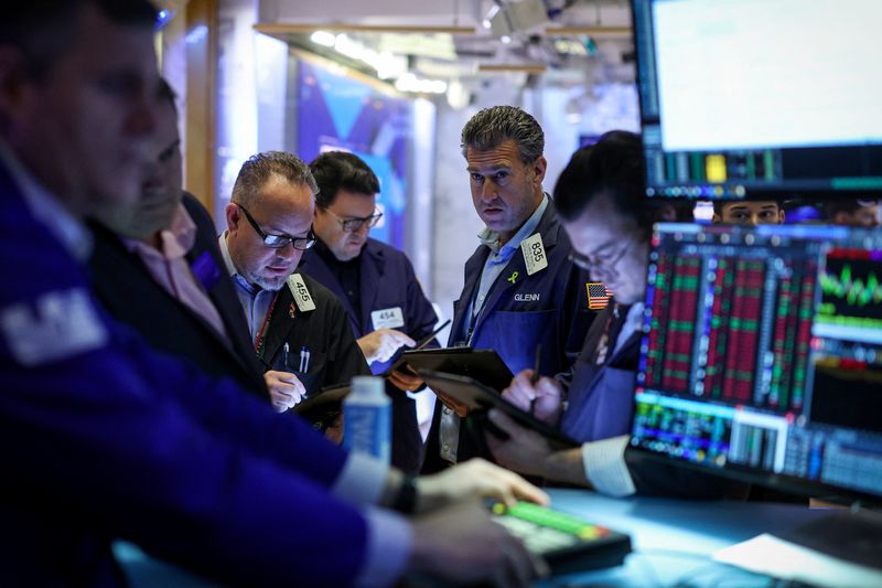 © Reuters. Traders work on the floor at the New York Stock Exchange (NYSE) in New York City, U.S., December 10, 2024.  REUTERS/Brendan McDermid/File Photo