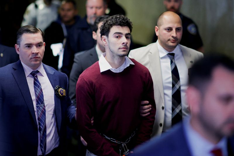 © Reuters. Luigi Mangione, the suspect in the killing of UnitedHealth Group executive Brian Thompson, walks on the day of an arraignment hearing, at New York Supreme Court in New York City, U.S. December 23, 2024.  REUTERS/Eduardo Munoz