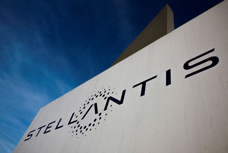 © Reuters. FILE PHOTO: The logo of Stellantis is seen on the company's building in Velizy-Villacoublay near Paris, France, March 19, 2024. REUTERS/Gonzalo Fuentes/File photo