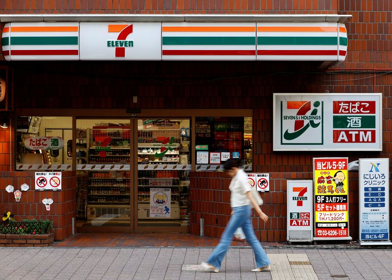 © Reuters. FILE PHOTO: A pedestrian walks past Japan's Seven & I’s 7-Eleven convenience store in Tokyo, Japan August 19,  2024. REUTERS/Kim Kyung-Hoon/File Photo