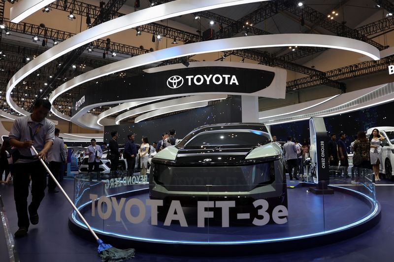 © Reuters. A man mops a floor near a Toyota FT-3e during the Indonesia International Auto Show in Tangerang, Indonesia, July 18, 2024. REUTERS/Ajeng Dinar Ulfiana/File Photo