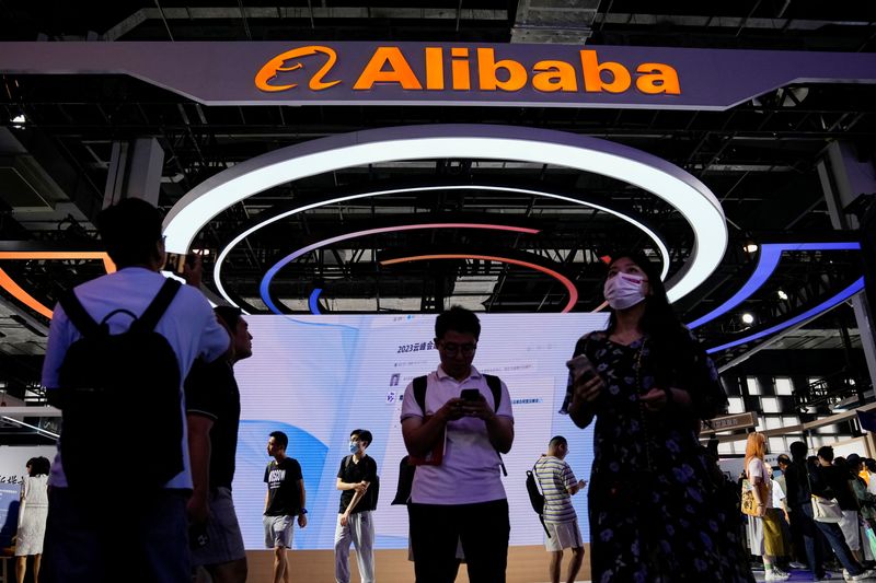 © Reuters. Alibaba Group sign is seen at the World Artificial Intelligence Conference (WAIC) in Shanghai, China July 6, 2023. REUTERS/Aly Song