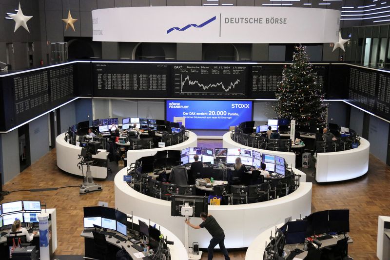 © Reuters. The German share price index DAX graph is pictured after the German index reached an all-time-high with over 20,000 points at the stock exchange in Frankfurt, Germany, December 3, 2024. REUTERS/Staff