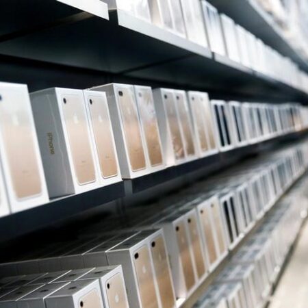 BoFA expects weaker guide for March quarter on lower iPhones, cuts PT By Investing.com