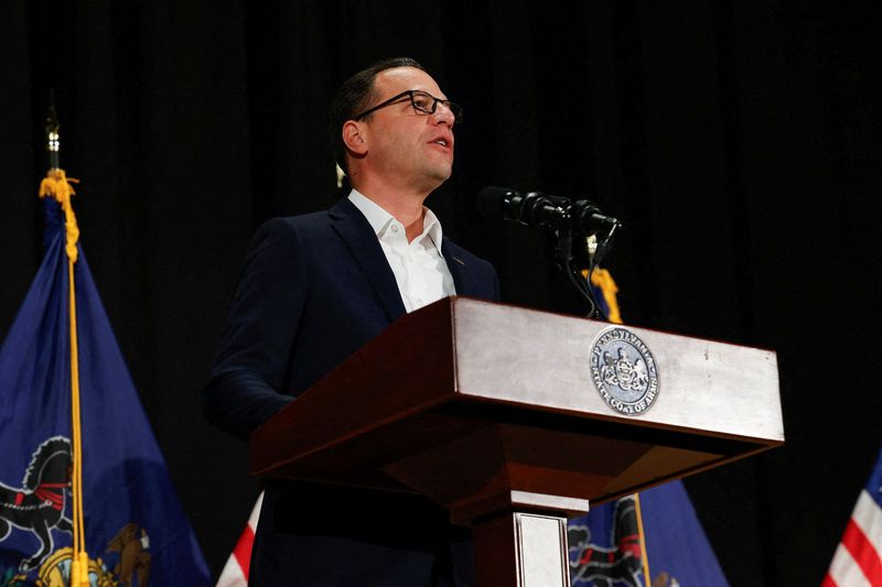 © Reuters. FILE PHOTO: Pennsylvania Governor Josh Shapiro speaks at Pennsylvania Department of State’s press briefing, after polls close, on the day of the 2024 U.S. presidential election, in Harrisburg, Pennsylvania, U.S., November 5, 2024. REUTERS/Rachel Wisniewski/File Photo