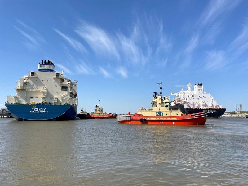 © Reuters. FILE PHOTO: An LNG tanker is guided by tug boats at the Cheniere Sabine Pass LNG export unit in Cameron Parish, Louisiana, U.S., April 14, 2022. REUTERS/Marcy de Luna/File Photo/File Photo