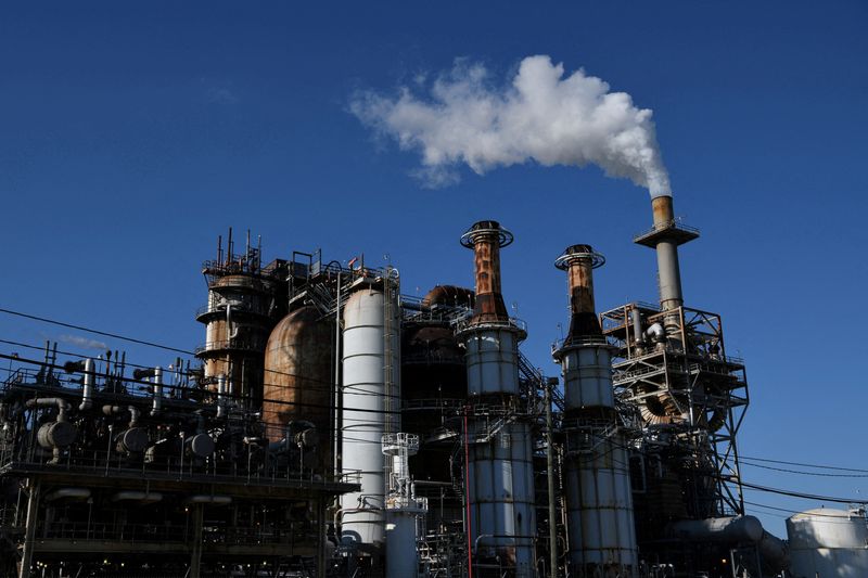 © Reuters. FILE PHOTO: The LyondellBasell refinery, located near the Houston Ship Channel, is seen in Houston, Texas, U.S., May 5, 2019.  REUTERS/Loren Elliott/File Photo