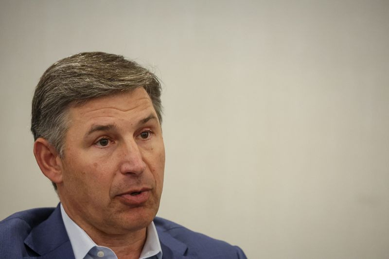 © Reuters. FILE PHOTO: Anthony Noto, CEO of SoFi, speaks during the Piper Sandler Global Exchange and FinTech Conference in New York City, U.S., June 7, 2023. REUTERS/Brendan McDermid/File photo