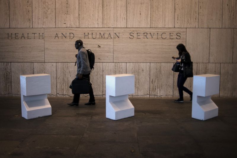 © Reuters. FILE PHOTO: Workers arrive at the Department of Health and Human Services in Washington on October 1, 2013. REUTERS/James Lawler Duggan/File Photo