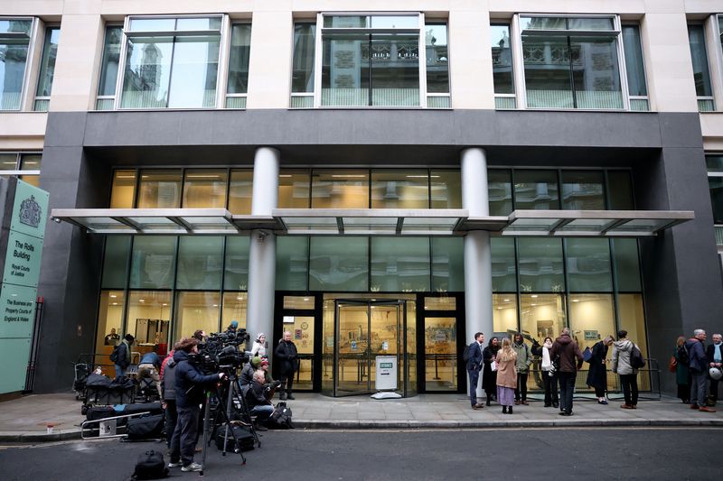 © Reuters. Members of the media gather outside the Rolls Building of the High Court on the first day of trial in Britain's Prince Harry's lawsuit against Rupert Murdoch's News Group Newspapers, in London, Britain, January 21, 2025. REUTERS/Toby Melville