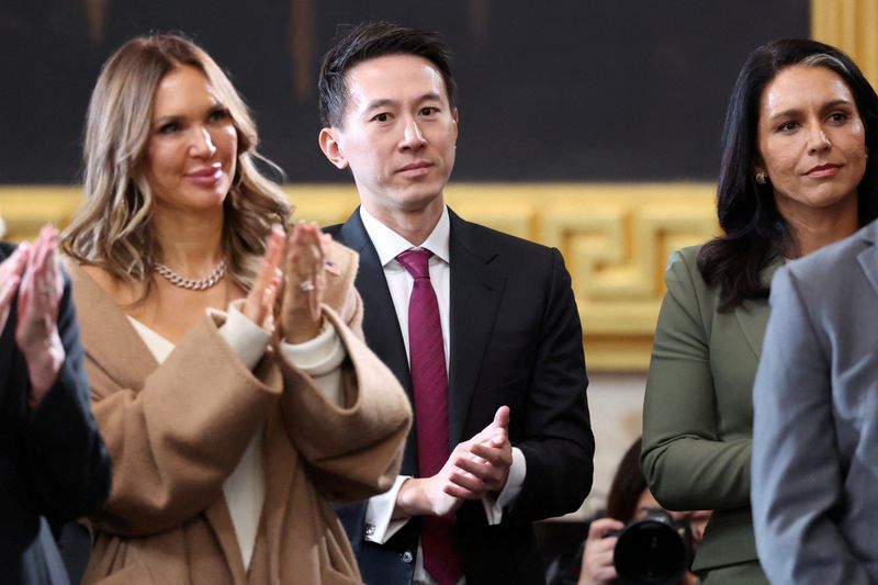 © Reuters. TikTok CEO Shou Zi Chew and Director of National Intelligence nominee Tulsi Gabbard, Washington, D.C., January 20, 2025. REUTERS/Kevin Lamarque