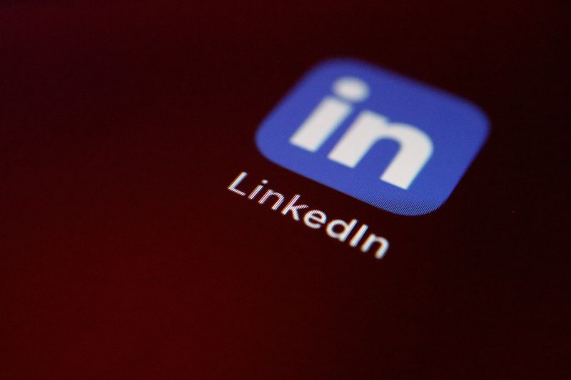 © Reuters. The LinkedIn app logo is displayed on a mobile phone in this illustration picture taken October 19, 2021. REUTERS/Florence Lo/Illustration