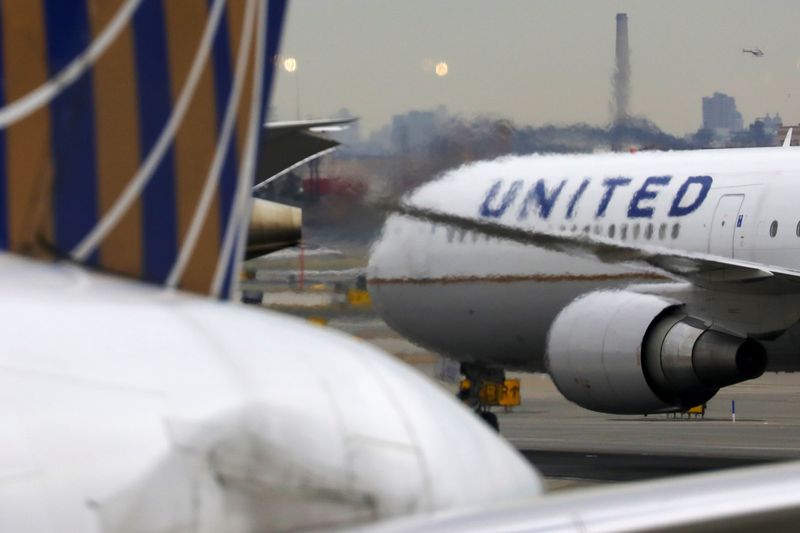 © Reuters. A United Airlines passenger jet taxis at Newark Liberty International Airport, New Jersey, U.S. December 6, 2019. REUTERS/Chris Helgren/File Photo