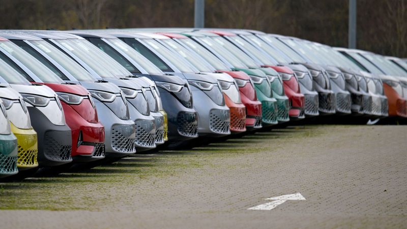 © Reuters. FILE PHOTO: Volkswagen ID. Buzz electric vehicles are lined up at the company's plant in Hanover, Germany, December 17, 2024. REUTERS/Fabian Bimmer/File Photo