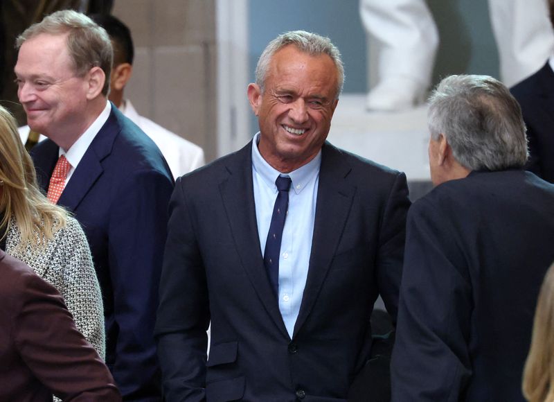 © Reuters. Donald Trump's nominee to be U.S. Secretary of Health and Human Services Robert F. Kennedy Jr., in the Statuary Hall of the U.S. Capitol before the luncheon on the inauguration day of U.S. President Donald Trump's second Presidential term in Washington, U.S., January 20, 2025. REUTERS/Evelyn Hockstein