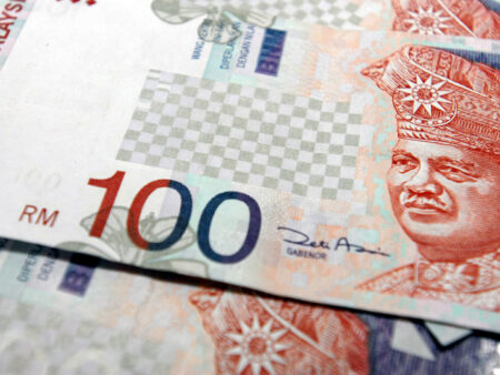 Asia FX extends fall on Trump tariff fears; ringgit jumps on BNM rate hold bets By Investing.com